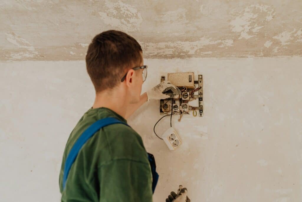 Électricien travaillant au panneau électrique